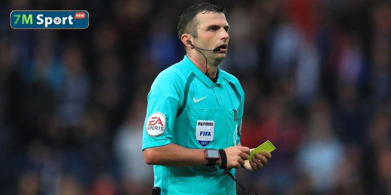 Khi nói đến sự nghiêm khắc thì người hâm mộ chắc chắn sẽ nhớ đến cái tên Michael Oliver